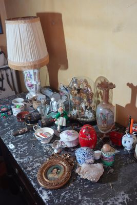 une table sur laquelle se trouvent de nombreux objets différents