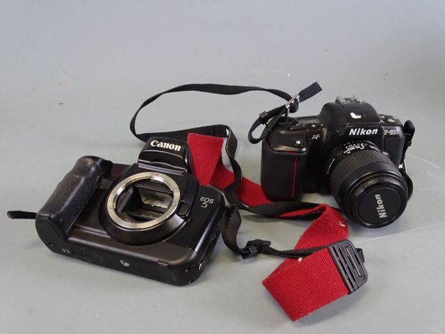 Deux appareils photos argentiques. Boitier NIKON F-601 avec objec...