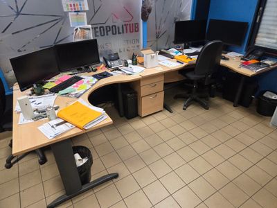 une photo d'un espace de travail en open space avec des bureaux et des ordinateurs
