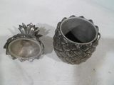 deux vases en argent posés sur une nappe blanche