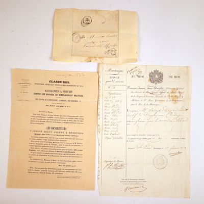 trois vieux papiers sont posés sur une table
