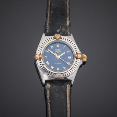gros plan d'une montre-bracelet avec des chiffres romains