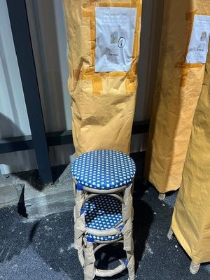 deux tabourets placés l'un à côté de l'autre dans la rue