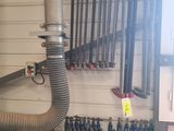 une pièce où sont accrochés au mur tout un tas d'outils