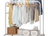 une photo d'un portant avec des vêtements accrochés dessus