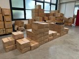 de nombreux cartons empilés les uns sur les autres dans un entrepôt