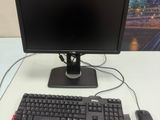 un écran d'ordinateur, un clavier et une souris posés sur un bureau