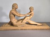 statue représentant une femme et un enfant assis sur un socle en marbre