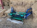 une petite machine posée sur un tas de foin
