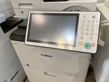 une imprimante et un scanner-imprimante posés sur une palette dans un entrepôt