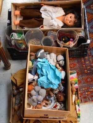 deux boîtes contenant des poupées, posées par terre