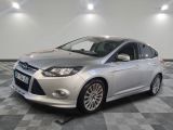une photo d'une Ford Focus argentée garée dans un showroom