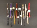 tout un tas de montres alignées sur la table