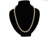 gros plan d'un collier de perles sur un mannequin