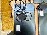 deux ordinateurs portables posés sur une table