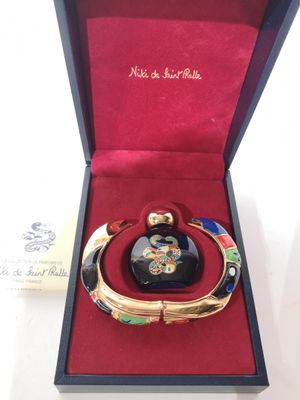 un flacon de parfum dans une boîte posée sur une table