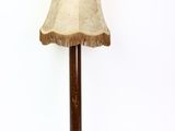 une lampe posée sur une table et munie d'un abat-jour