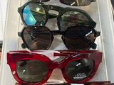 de nombreuses paires de lunettes de soleil exposées dans une boîte