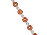 un gros plan sur un bracelet orné de beignets