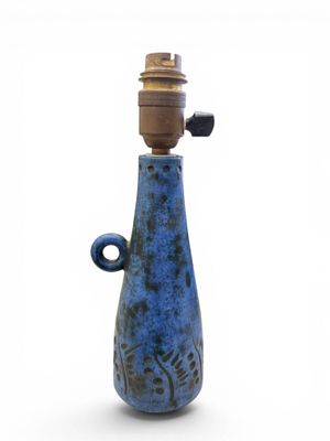 un vase bleu dans lequel se trouve une pipe