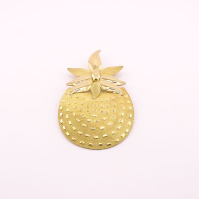 une image représentant une broche plaquée or ornée d'une fleur