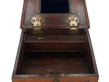 une vieille boîte en bois contenant un miroir, sur fond blanc