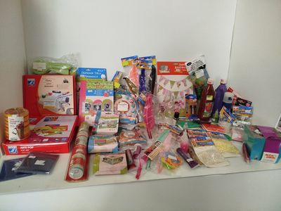 une étagère blanche sur laquelle sont posés de nombreux jouets