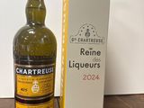 des bouteilles d'alcool posées sur une table à côté d'un carton de vin