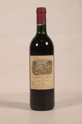 une bouteille de vin rouge portant l'étiquette du Château Lafitte