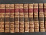 six vieux livres empilés les uns sur les autres sur une table
