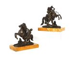 une paire de sculptures en bronze représentant un homme à cheval et un homme à cheval