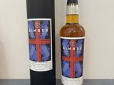une bouteille de whisky posée à côté d'une boîte noire sur une table