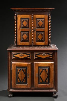une armoire ancienne en bois avec des portes et des tiroirs sculptés