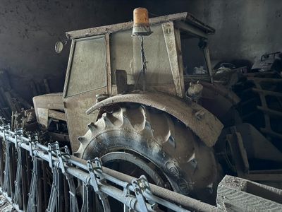 une grande machine installée dans un bâtiment