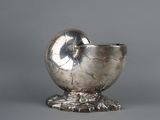 coquillage de style nautique plaqué argent sur un socle, sur fond gris
