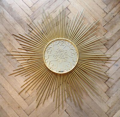 un rayon de soleil doré sur le sol d'un immeuble