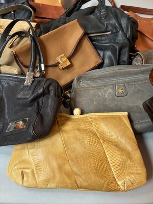 de nombreux sacs à main posés sur une table