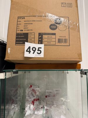 une boîte en carton posée sur une vitrine en verre