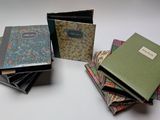 un grand nombre de livres empilés les uns sur les autres