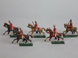 plusieurs figurines représentant des hommes à cheval sur un fond blanc