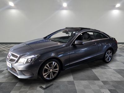 la mercedes cla est garée sur le sol en damier d'un garage