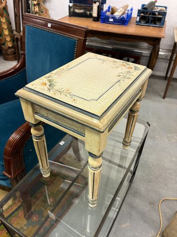 Petite table rechampi blanc et peint de fleurs sur le plateau
