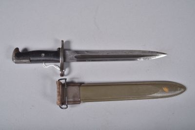 un couteau et un porte-couteau sur une surface blanche