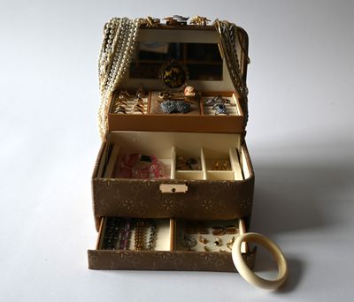 Lot De Bijoux D'occasion - En Bon état Général - Parfait Pour Collection Ou Création
