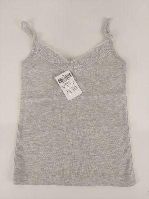 un débardeur gris avec une étiquette blanche