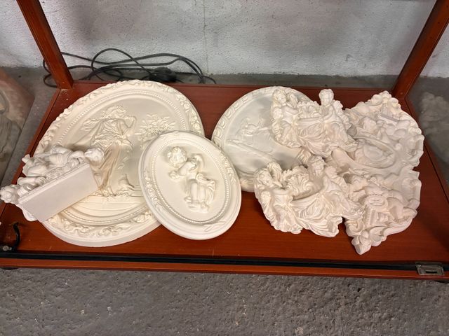Lot de 7 plaques de plâtre moulées. 