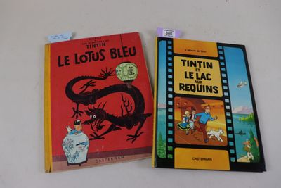 deux livres posés l'un à côté de l'autre sur une table