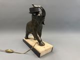 une image représentant une statue d'éléphant coiffée d'un chapeau
