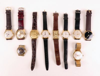 Plusieurs types de montres sont alignées sur une surface blanche