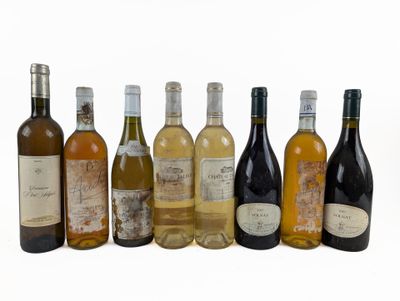 plusieurs bouteilles de vin sont alignées sur une surface blanche